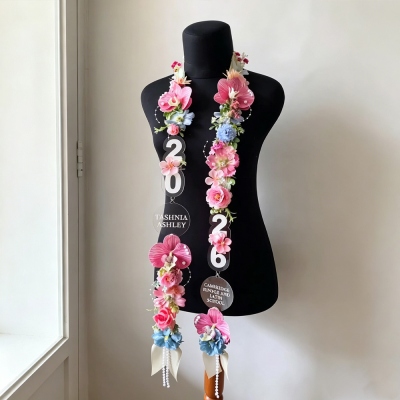Op maat gemaakte handgemaakte bloemenstola voor afstuderen met jaartal en tekst, lint en stoffen bloemenkrans, fotorekwisiet voor eindexamenkandidaten, cadeau voor middelbare school-/universiteitsafgestudeerden