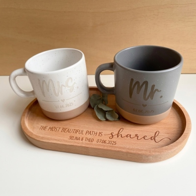 Ensemble de tasses en céramique personnalisées et plateau en hêtre avec noms et date, souvenir de mariage, cadeau d'anniversaire/fiançailles pour couples/jeunes mariés/mariée/marié