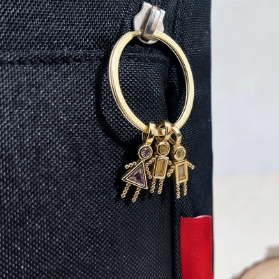 Personalisierter Geburtsstein-Anhänger für Kinder, Dreieckiger Mädchen-Schlüsselanhänger mit großem runden Ring, Taschenanhänger, Geburtstags-/Weihnachtsgeschenk für Mama/Oma/Familie