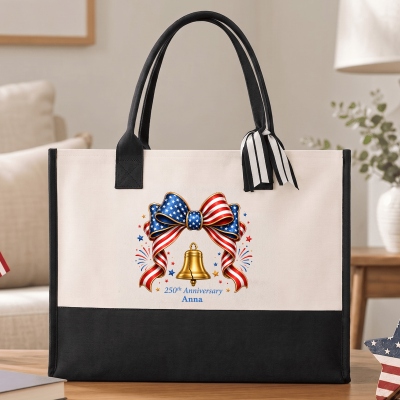 Personlig namnväska med stjärnor och ränder, rosett och Liberty Bell-motiv, canvasväska med band för USA:s 250-årsjubileum, present till amerikaner för självständighetsdagen
