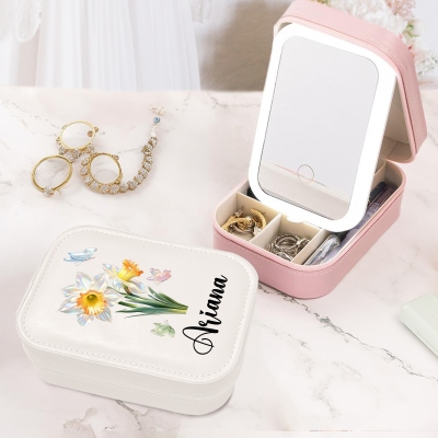 Personalisierte Schmuckschatulle aus PU-Leder mit Geburtsblumenmotiv, Namensgravur und LED-Schminkspiegel, ideal für den täglichen Gebrauch, als Reise-, Geburtstags- oder Jahrestagsgeschenk für Frauen.