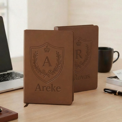 Personalisiertes Notizbuch mit Alphabet-Wappen und Namen, A5-Lederjournal, Geschenk zum Geburtstag/Vatertag/Abschluss für Ehemann/Vater/Familie/Freunde/Männer