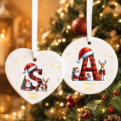 Personalisierte Weihnachtsmannmütze mit Namen und Jahreszahl, karierter Alphabet-Weihnachtsbaumschmuck in Herz-/Rundform aus Keramik, Weihnachtsgeschenk für die Familie
