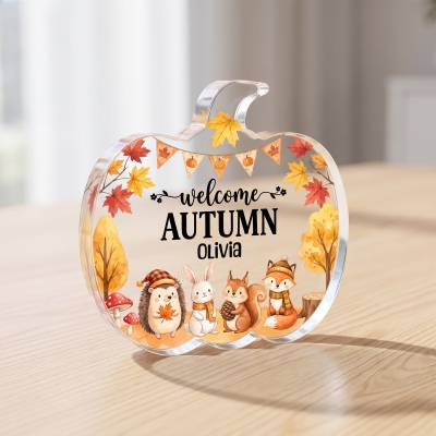 Personalisierte Namensplakette „Willkommen Herbst“ mit Cartoon-Tieren in Kürbisform aus Acryl, freistehende Herbstdekoration, Geschenkidee für Kinder zu Thanksgiving/Geburtstag