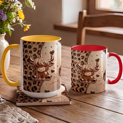 Personalisierte Tasse mit Leopardenmuster und Herzmotiv, zweifarbige Keramiktasse (325 ml/440 ml) mit Untersetzer, ideales Geburtstags- oder Weihnachtsgeschenk für Liebhaber von Hochlandrindern