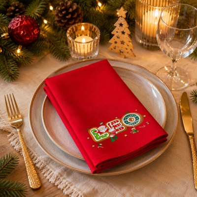 Personlig namnservett med tecknade bokstäver och jultema, röd servett till festmiddag, diskhandduk till högtider, inflyttnings-/julklapp till familjen