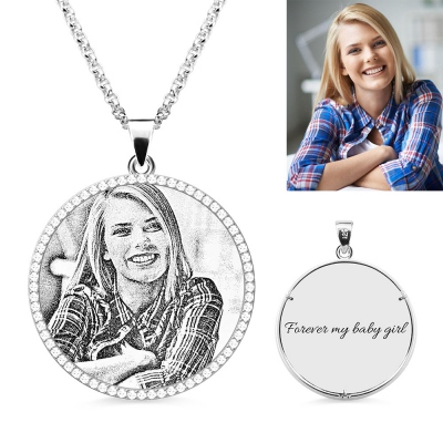 Colar com foto personalizada gravada e cravejada de diamantes