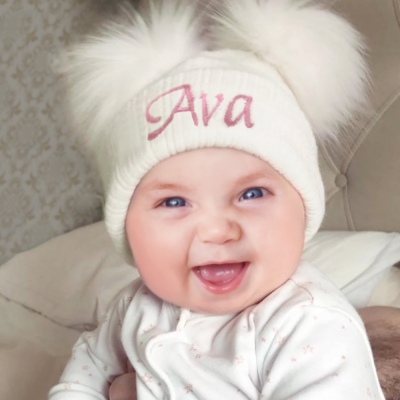 Neugeborene Pomponhüte mit anpassbarem Namen für Babypartygeschenk