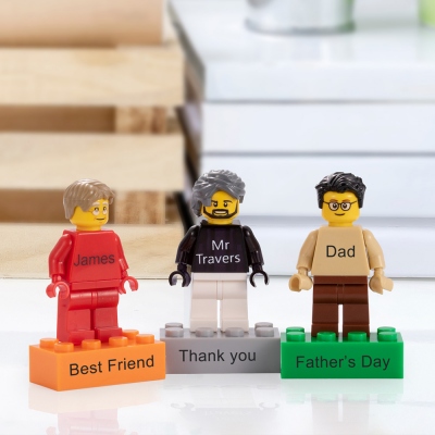 Personalisierte Minifiguren auf einem Customed Brick Einzigartiges Geburtstagsgeschenk