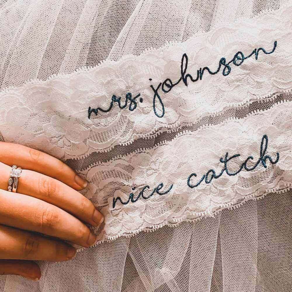 Jarretières de mariage et jarretelles personnalisées en dentelle brodée par mariée