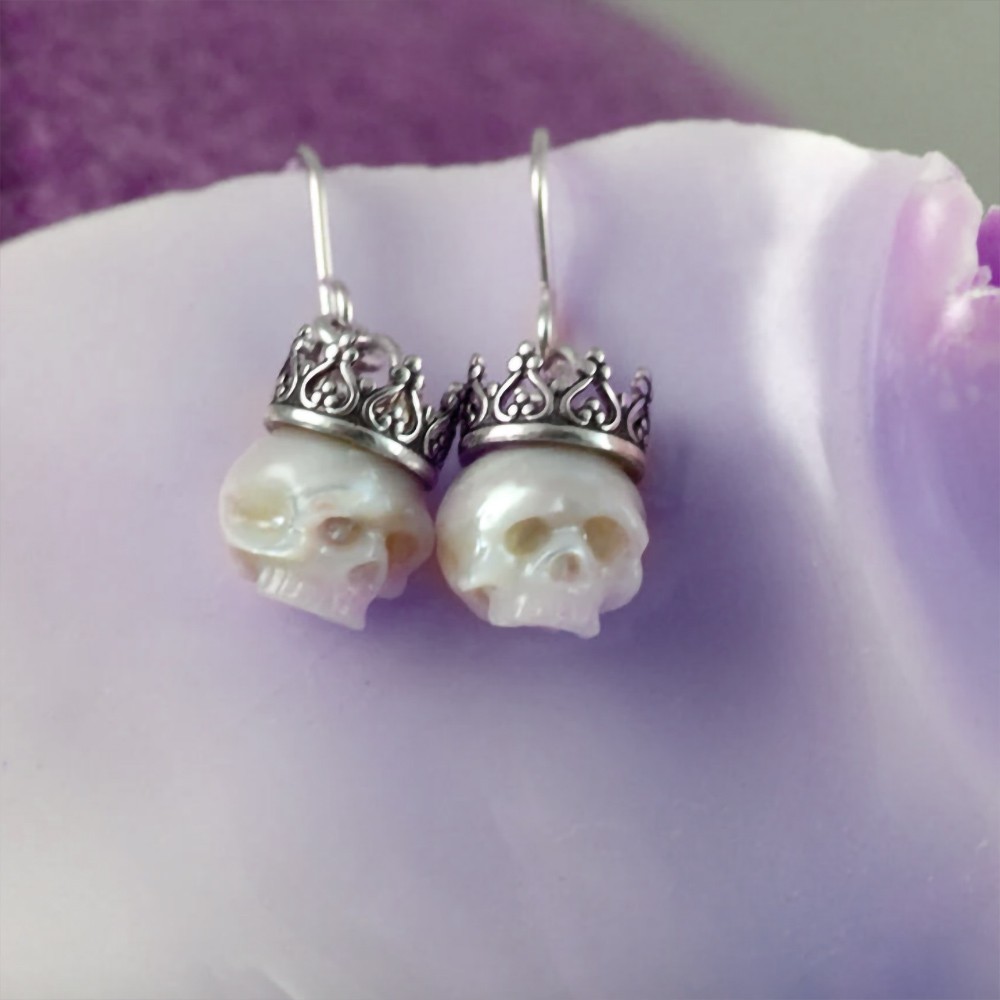 Brincos de caveira de pérolas com coroas, brincos de pérolas de prata esterlina pendurados, estilo esqueleto gótico esculpido em pérolas presentes de joias de caveira para meninas/mulheres