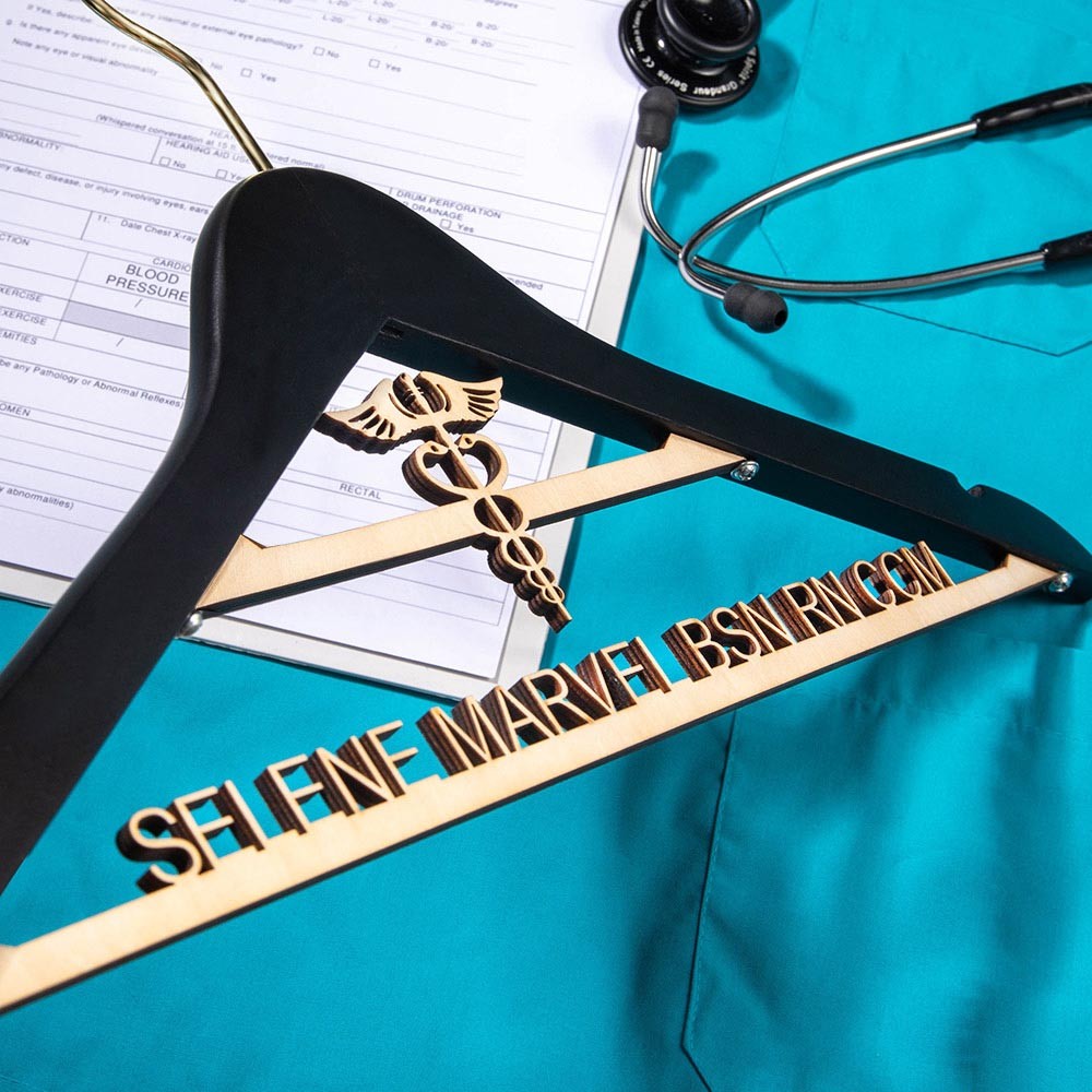 Anpassad vit klädhängare med Caduceus medicinsk symbol, 1:a vita klädhängare Med School Graduate Present till ny läkare/läkarstudent/sköterska