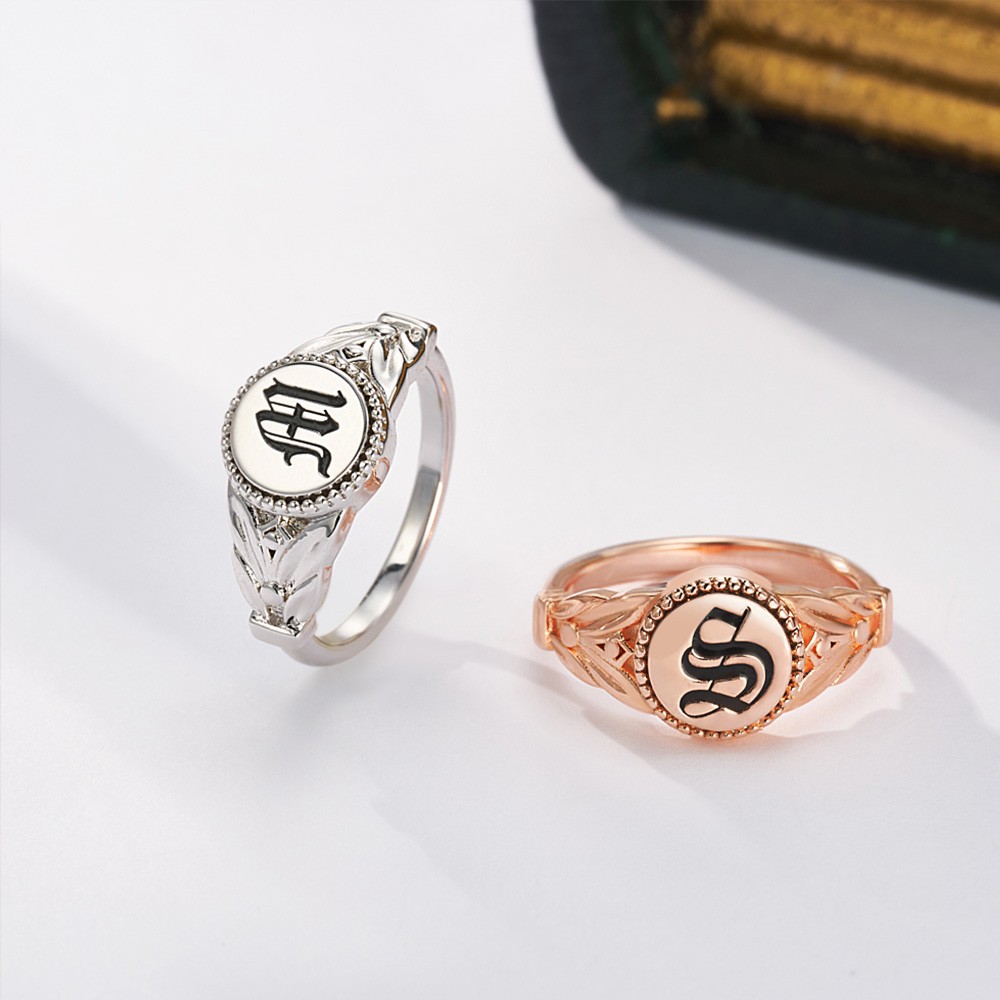 Bague chevalière initiale personnalisée, bague gothique vintage personnalisée, bijoux gothiques délicats en argent sterling 925, cadeau d'anniversaire/fête des mères pour maman/elle/amie