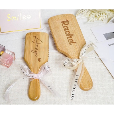 Personalisierter, gravierter Holzkamm mit Namen für Brautjungfern, elegante Haarbürste mit Schleife, Gastgeschenk für die Brautparty, Geschenk zur Hochzeit/zum Heiratsantrag/zum Geburtstag für sie/beste Freundin