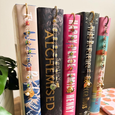 Personalized Daisy Metal Bookmark Hook with Initial and Pearl Charm, Handmade Vintage Floral Page Marker, Birthday Gift for Book Lovers/Friends/Her