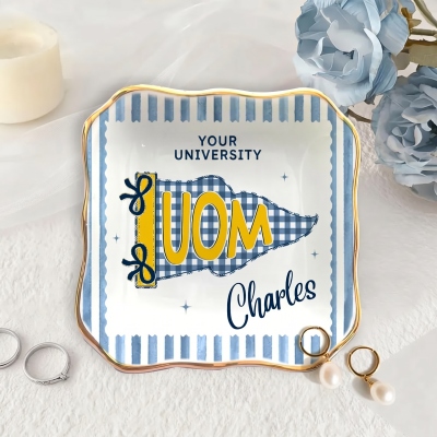 Plat à bijoux personnalisé avec fanion rayé et nom, en céramique, pour la remise des diplômes. Souvenir de fin d'études, cadeau pour les diplômés.
