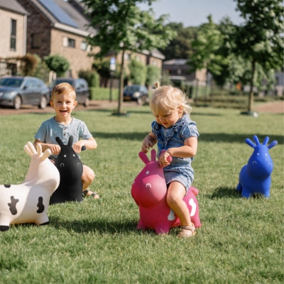 Personalisierte Hüpfkuh mit Namens-Lätzchen für Kleinkinder, buntes aufblasbares Reittier, Kinderzimmerdeko, Oster-/Geburtstagsgeschenk für Kinder/Jungen/Mädchen