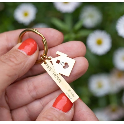 Custom Family Name Heart Cutout House Keychain, Tarnish-Resistant Pocket-Sized Key Tag, Housewarming/Closing Anniversary Gift for Homeowners/Family