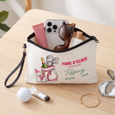 カスタム名入り「Fore O'clock Somewhere」ゴルフ用コスメティックバッグ、リストレット付きリネン製メイクポーチ、独身最後のパーティーの記念品、ゴルフ好き/プレーヤーの女性へのギフト