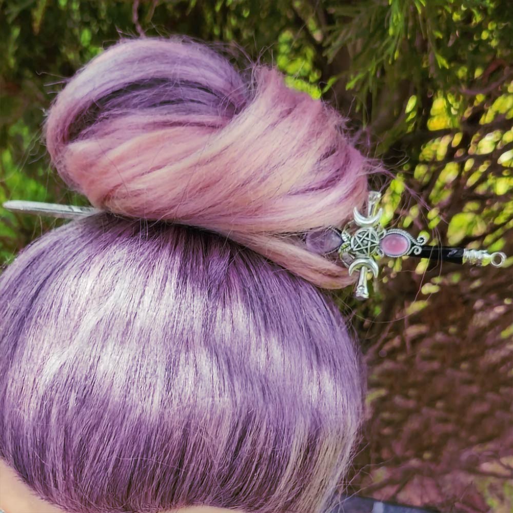 Vara de cabelo de espada de bruxa com design de punhal de cabelo de lua tripla roxa, bastão de cabelo de bruxa hecate, pauzinhos de cabelo gótico para pães, modas góticas