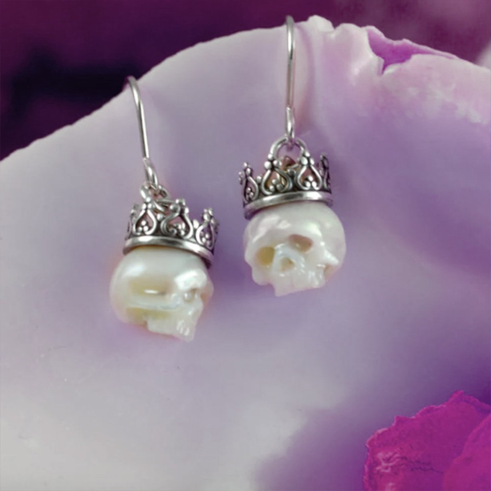 Brincos de caveira de pérolas com coroas, brincos de pérolas de prata esterlina pendurados, estilo esqueleto gótico esculpido em pérolas presentes de joias de caveira para meninas/mulheres