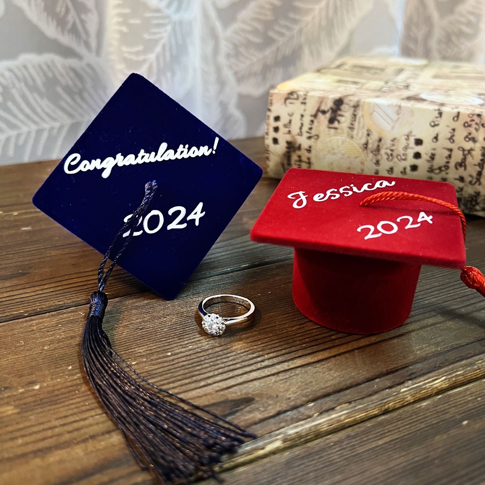 Personalisierte Ringbox zum Schulabschluss, zur Taufe, zur Hochzeit, individuelle Schmuck-Geschenkbox für Sie, Verlobung, Schulmützenvorschlag, Samtetui für Mädchen und College