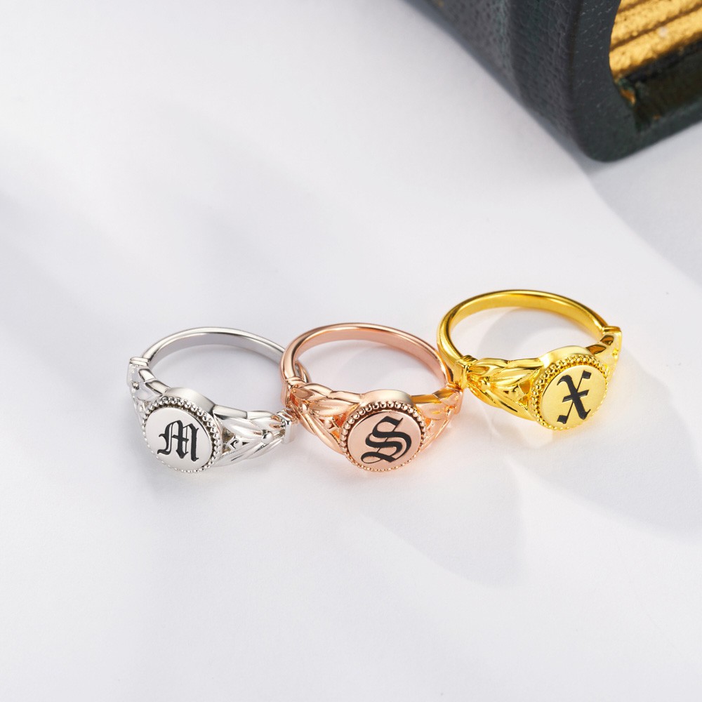 Bague chevalière initiale personnalisée, bague gothique vintage personnalisée, bijoux gothiques délicats en argent sterling 925, cadeau d'anniversaire/fête des mères pour maman/elle/amie