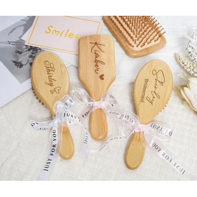 Personalisierter, gravierter Holzkamm mit Namen für Brautjungfern, elegante Haarbürste mit Schleife, Gastgeschenk für die Brautparty, Geschenk zur Hochzeit/zum Heiratsantrag/zum Geburtstag für sie/beste Freundin