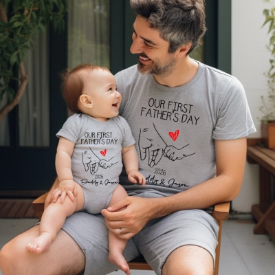 Personalisiertes Eltern-Kind-Shirt mit Namen und Namen, unser erstes Vatertagsshirt, Baumwoll-Vater- und Baby-Body, Geburtstags-/Vatergeschenk für Papa/Opa