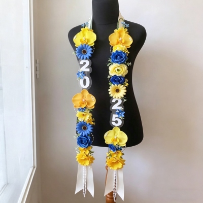 Op maat gemaakte handgemaakte bloemenstola voor afstuderen met jaartal en tekst, lint en stoffen bloemenkrans, fotorekwisiet voor eindexamenkandidaten, cadeau voor middelbare school-/universiteitsafgestudeerden