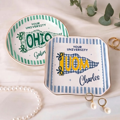 Plat à bijoux personnalisé avec fanion rayé et nom, en céramique, pour la remise des diplômes. Souvenir de fin d'études, cadeau pour les diplômés.