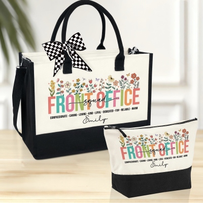 Set med personlig blommig receptionsväska med namn, tygväska och sminkväska i linne med armband, present till kollega/sekreterare/kontorspersonal