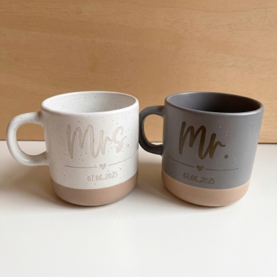 Ensemble de tasses en céramique personnalisées et plateau en hêtre avec noms et date, souvenir de mariage, cadeau d'anniversaire/fiançailles pour couples/jeunes mariés/mariée/marié