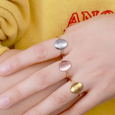 Bague fleur de naissance personnalisée avec gravure