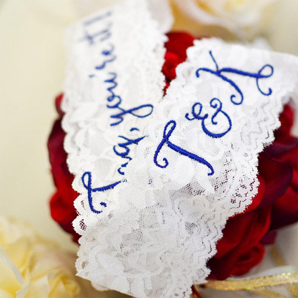 Jarretières de mariage et jarretelles personnalisées en dentelle brodée par mariée