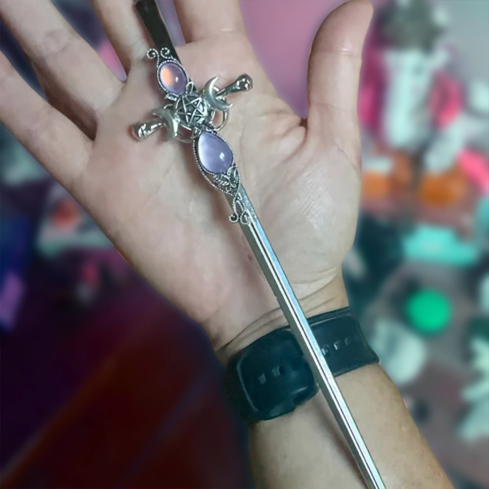 Vara de cabelo de espada de bruxa com design de punhal de cabelo de lua tripla roxa, vara de cabelo de bruxa hecate, pauzinhos de cabelo gótico para pães, modas góticas