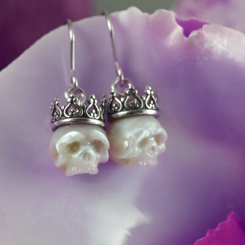 Brincos de caveira de pérolas com coroas, brincos de pérolas de prata esterlina pendurados, estilo esqueleto gótico esculpido em pérolas presentes de joias de caveira para meninas/mulheres