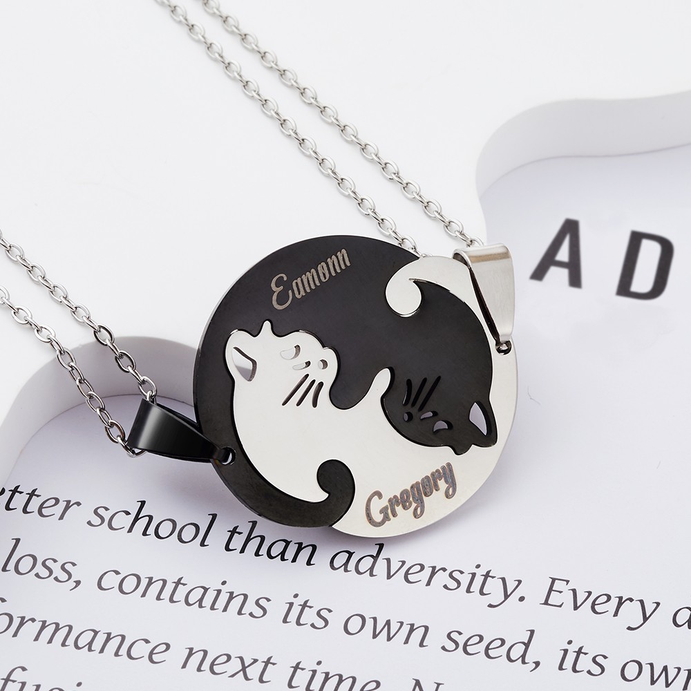 Aangepaste naam zwart-witte kat ketting, set van 2, vriendschap ketting, zuster ketting, beste vriend sieraden, cadeau voor kattenliefhebber/vriend/haar