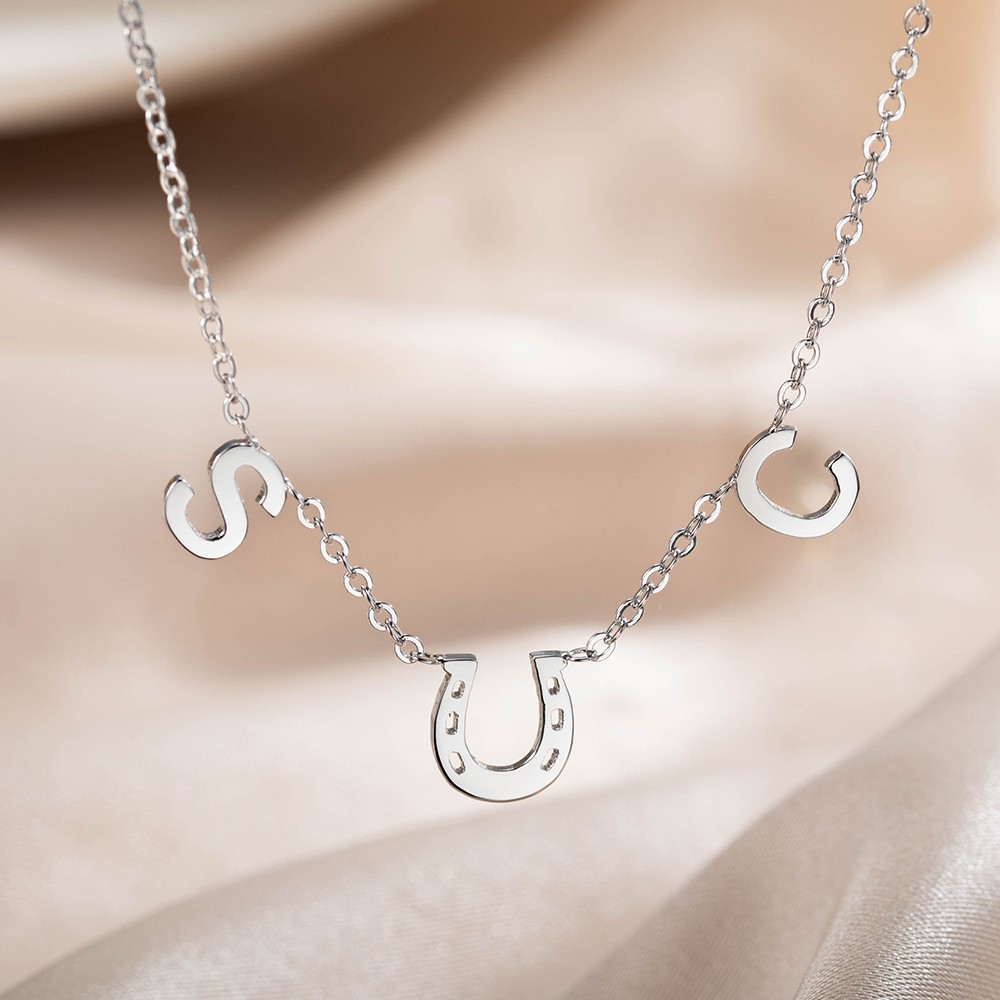 Personalisierte Hufeisenkette mit zwei Initialen, Glücksbringer-Halskette, Geburtstags-/Hochzeits-/Jahrestagsgeschenk für Pferdeliebhaber/Braut/Mama/beste Freundin