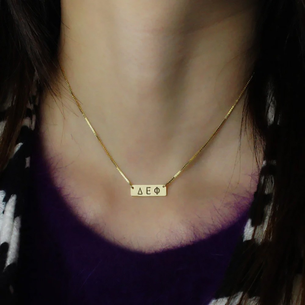 Collana con barra della comunità personalizzata lettera greca placcata oro 18 carati