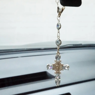 Personalisierter Auto-Anhänger mit Geburtsstein-Mariä-Kreuz, Kristallrosenkranz-Glücksbringer fürs Lenkrad, Auto-Accessoire, Taufgeschenk für Sie/Mama/Familie