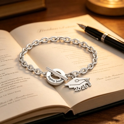 Gepersonaliseerde armband met sluiting in de vorm van een afstudeerpet, met naam en jaartal, afstudeersieraad voor de lichting van 2026, cadeau voor middelbare school-/universiteitsafgestudeerden