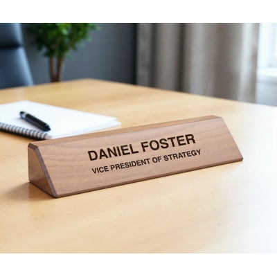 Personlig graverad namnskylt för skrivbord, namnkil i trä för skrivbord, skrivbordstallrik i valnöt för kontor, examens-/företags-/kontorspresenter till kollega/kollegor