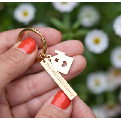 Custom Family Name Heart Cutout House Keychain, Tarnish-Resistant Pocket-Sized Key Tag, Housewarming/Closing Anniversary Gift for Homeowners/Family