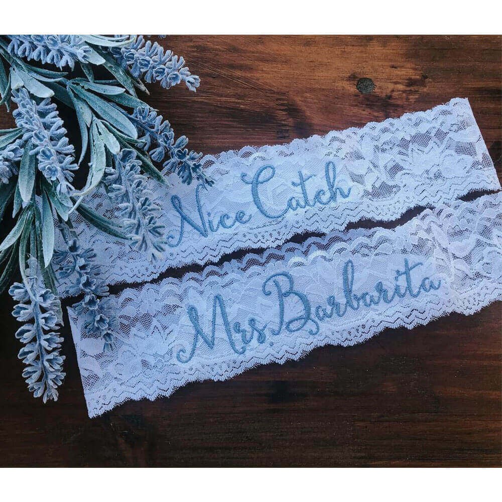 Jarretières de mariage et jarretelles personnalisées en dentelle brodée par mariée