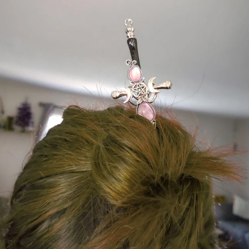 Vara de cabelo de espada de bruxa com design de punhal de cabelo de lua tripla roxa, bastão de cabelo de bruxa hecate, pauzinhos de cabelo gótico para pães, modas góticas