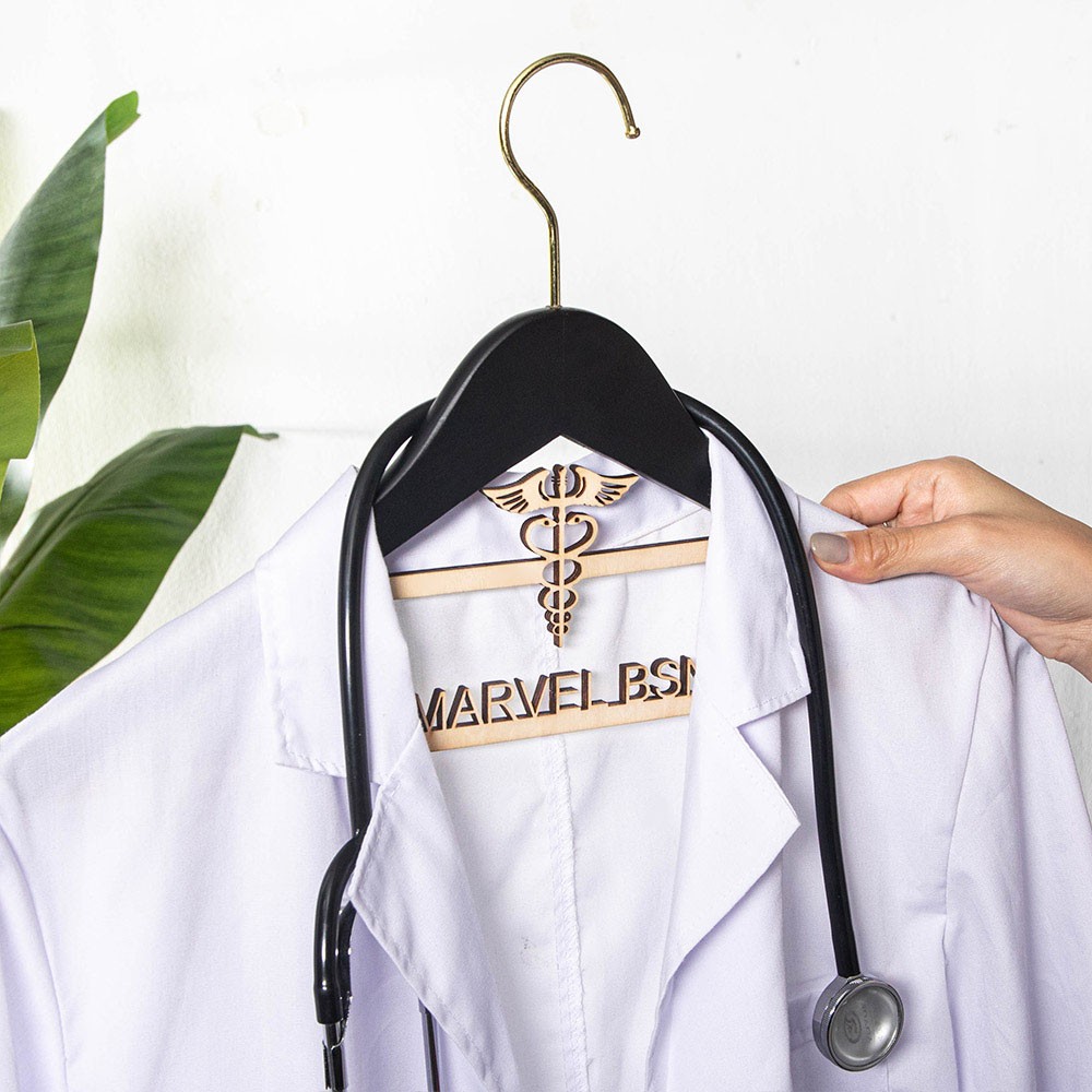 Anpassad vit klädhängare med Caduceus medicinsk symbol, 1:a vita klädhängare Med School Graduate Present till ny läkare/läkarstudent/sköterska