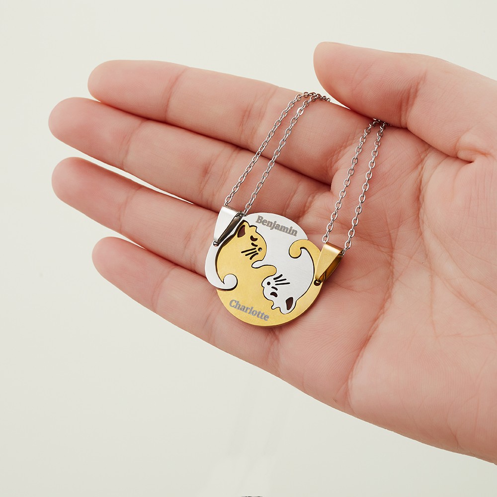 Aangepaste naam zwart-witte kat ketting, set van 2, vriendschap ketting, zuster ketting, beste vriend sieraden, cadeau voor kattenliefhebber/vriend/haar