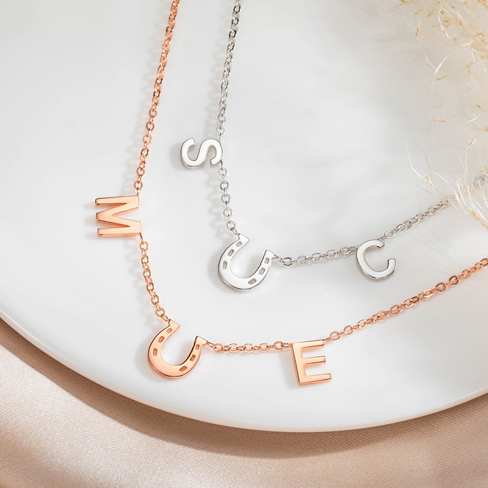 Personalisierte Hufeisenkette mit zwei Initialen, Glücksbringer-Halskette, Geburtstags-/Hochzeits-/Jahrestagsgeschenk für Pferdeliebhaber/Braut/Mama/beste Freundin