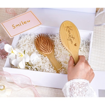 Personalisierter, gravierter Holzkamm mit Namen für Brautjungfern, elegante Haarbürste mit Schleife, Gastgeschenk für die Brautparty, Geschenk zur Hochzeit/zum Heiratsantrag/zum Geburtstag für sie/beste Freundin